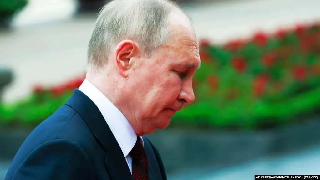 По данным еженедельного опроса ВЦИОМ, одобрение деятельности Владимира Путина снижается седьмую неделю подряд и опустилось до уровней, близких к минимальным за последние четыре года.