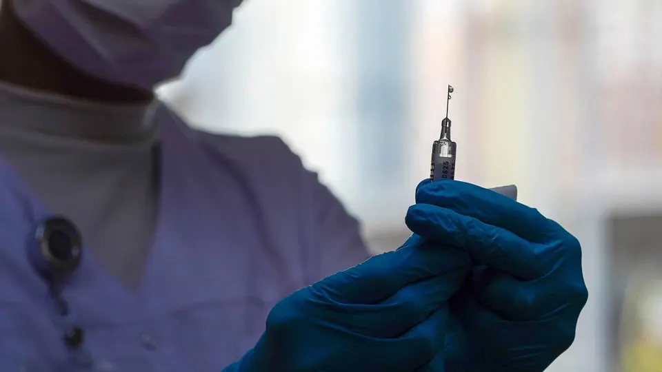 Российские ученые создают препарат, блокирующий ген, запускающий старение клеток. Разработка ведется в рамках нацпроекта по новым технологиям сбережения здоровья и рассматривается как одно из ключевых направлений продления активного долголетия.