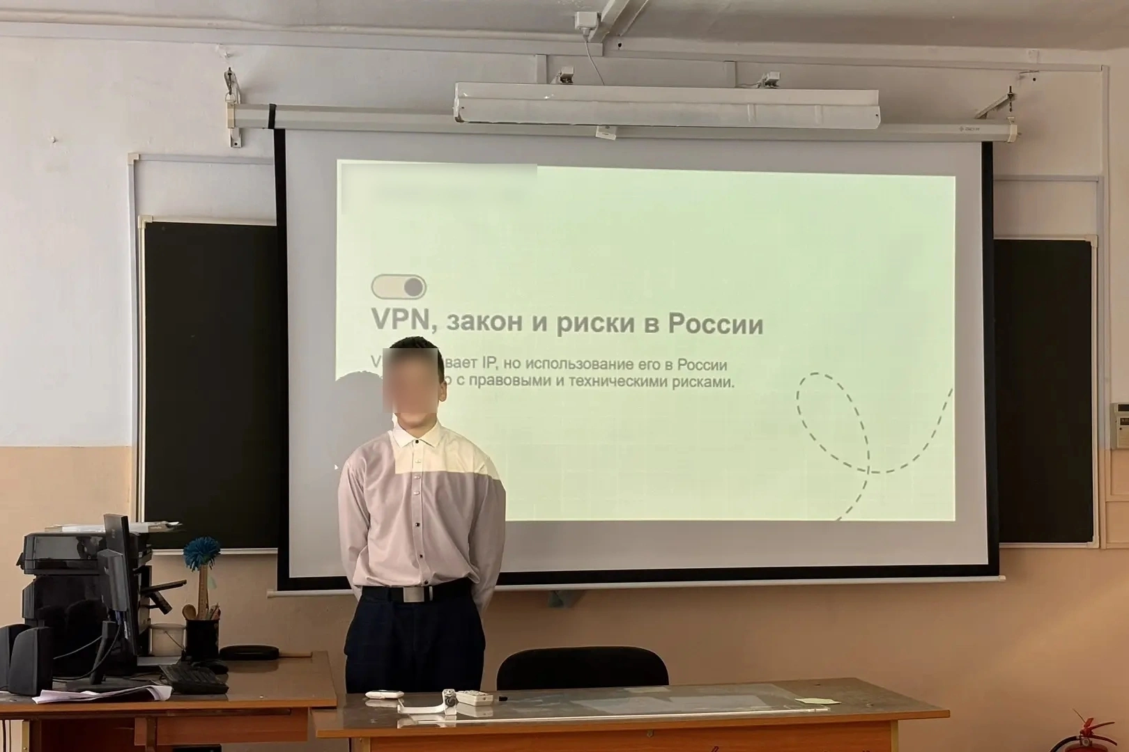 Школьникам в разных регионах России на специальных занятиях рассказывают о рисках утечки персональных данных, связанных с использованием VPN-сервисов, и о возможных юридических последствиях онлайн-активности.