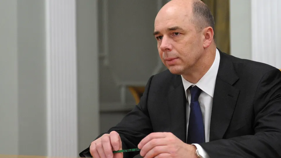 Министерство финансов использует алгоритмы искусственного интеллекта для оптимизации распределения средств и анализа рисков, однако ключевые решения по бюджету принимает человек. Одновременно дефицит консолидированного бюджета в 2025 году достиг рекордных 8,291 трлн рублей.