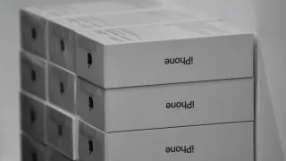 Российские продавцы электроники столкнулись с переизбытком премиальных смартфонов Apple и Samsung на складах и вынуждены снижать цены на 5–30% из‑за падения спроса и экономии покупателей.