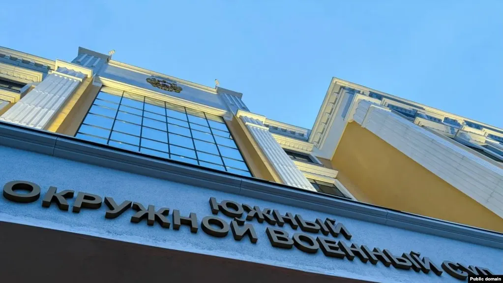 Южный окружной военный суд назначил трём молодым людям из Ростова-на-Дону сроки от восьми до десяти лет лишения свободы по делу о подготовке поджога военкоматов. Суд квалифицировал их действия как тяжкое преступление, несмотря на то что поджог так и не был совершён.