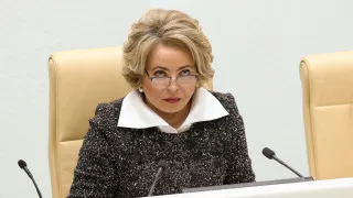 Спикер Совета Федерации Валентина Матвиенко заявила, что угрозу вымирания России можно преодолеть, если россияне перестанут концентрироваться в нескольких мегаполисах, будут строить просторные дома по всей стране и заведут большие семьи, а во дворах — сажать цветы. Её слова прозвучали на фоне рекордного снижения рождаемости и естественной убыли населения.