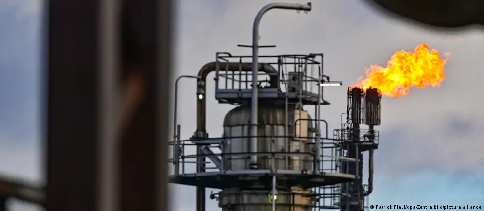 С мая 2026 года Россия планирует остановить транзит казахстанской нефти в Германию по трубопроводу «Дружба». Пострадает крупнейший в регионе НПЗ в Шведте, обеспечивающий большую часть потребностей Берлина и Бранденбурга; эксперты оценивают возможные мотивы и прогнозируют последствия для добычи, логистики и цен.