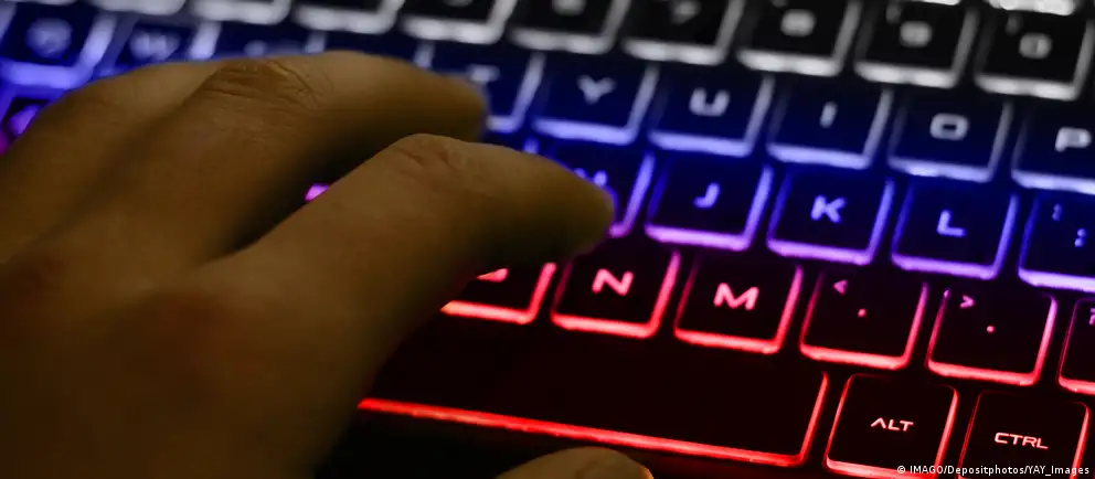 Минцифры разрабатывает меры по взиманию платы за международный трафик, в первую очередь с мобильных сетей; использование VPN для доступа к заблокированным ресурсам предлагают считать зарубежным трафиком.