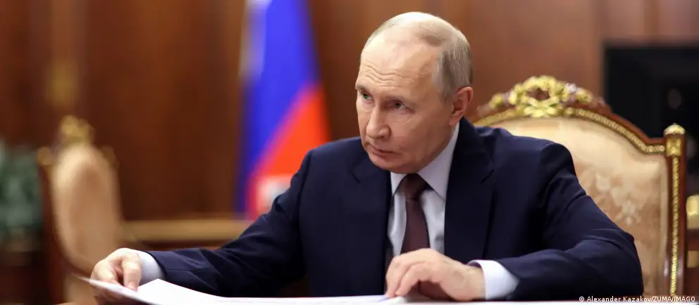 Новый закон освобождает власти от проверки сделок чиновников и их родственников, совершенных до поступления на госдолжность или регистрации брака, и вводит декларирование суммарного семейного дохода вместо раздельного.