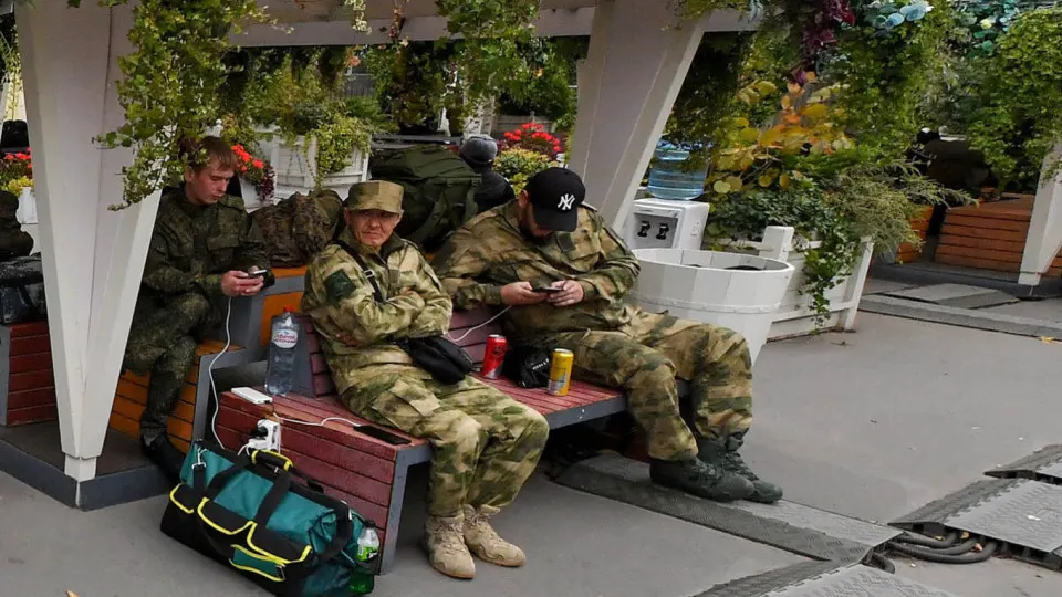 Президент расширил льготы для семей погибших участников СВО и ветеранов: вдовы и вдовцы получают право на льготное поступление в вузы и техникумы, ветеранов обязаны сохранять при сокращении штата, а родственникам раненых росгвардейцев предоставлен бесплатный проезд к месту лечения.