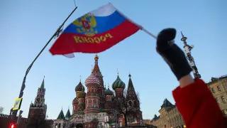 Просроченная задолженность компаний перед поставщиками и контрагентами превысила 8,2 трлн рублей, достигнув почти 4% ВВП. Больше всего страдают обрабатывающая промышленность и торговля, а основное давление на бизнес эксперты связывают с усилением налоговой нагрузки и сокращением бюджетных расходов.