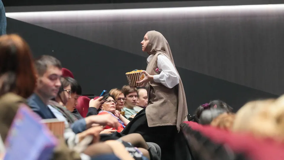 Ассоциация владельцев кинотеатров и кинокомпания «Атмосфера кино» призвали кинотеатры с 30 апреля по 11 мая не показывать зарубежные фильмы без прав и прокатных удостоверений, чтобы поддержать российские релизы, в том числе картину «Литвяк».