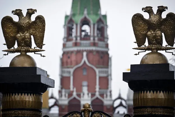 Зрителям в российском стриминге стали показывать титры о сокращении хронометража — платформы объясняют это действиями правообладателей, а эксперты связывают практику с новыми законами.