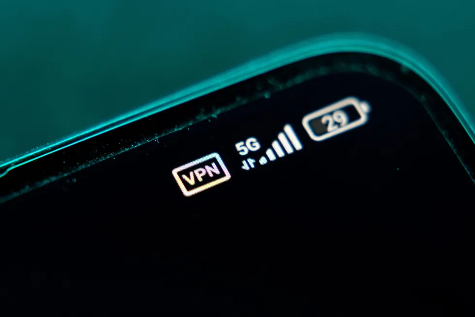 Крупное объединение российских разработчиков ПО призвало правительство признать нынешнюю политику интернет-блокировок неудачной, смягчить ограничения VPN и создать совместный с ИТ‑сообществом орган для выработки новой стратегии регулирования Рунета.