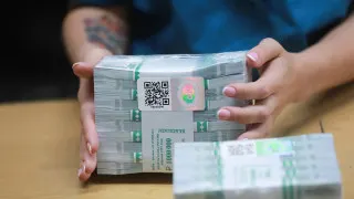 За неделю россияне сняли со счетов около 240 млрд рублей, опасаясь сбоев безналичных платежей и будущего усиления контроля за переводами на карты. Эксперты предупреждают: чрезмерное давление на наличные расчёты может ударить по добросовестным гражданам и простимулировать теневой сектор.