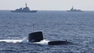 Правительство Японии пересмотрело послевоенную доктрину и разрешило экспорт летальных видов вооружений, открывая путь к масштабному выходу на мировой рынок и расширению военно‑технического сотрудничества с союзниками.