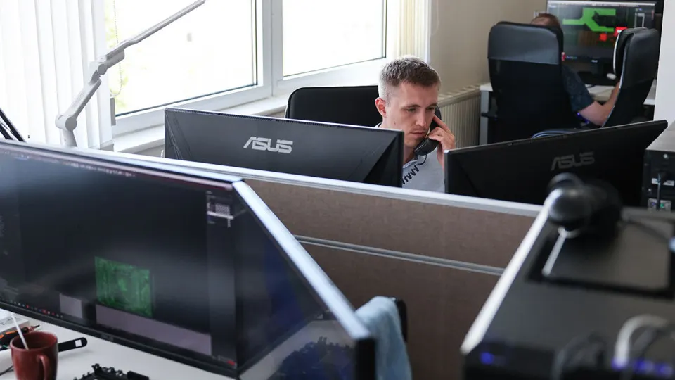 Исследование рынка показало, что российские компании продолжат работать на смешанной ИТ-инфраструктуре из российского, западного и азиатского софта по меньшей мере до 2030–2031 годов, в то время как в Госдуме обсуждают возможные ограничения для коммерческих организаций и ускорение перехода на отечественные решения.