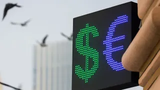 Центробанк установил минимальный с февраля 2023 года курс доллара — 74,59 рубля. Укреплению рубля способствуют высокие цены на нефть, рост экспортной выручки и приостановка бюджетного правила, однако власти уже обсуждают возвращение на валютный рынок для сдерживания укрепления национальной валюты.