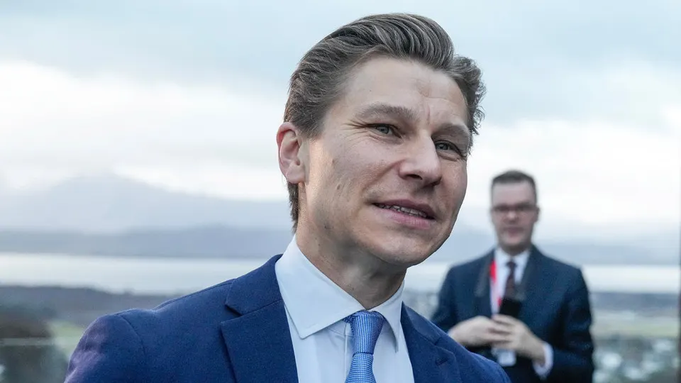 Правительство Финляндии предложило изменить Закон об атомной энергии и Уголовный кодекс, чтобы снять запрет на ввоз, транспортировку, поставку и хранение ядерного оружия в стране в контексте собственной и коллективной обороны НАТО, сохранив при этом уголовную ответственность за разработку и производство ядерных устройств.