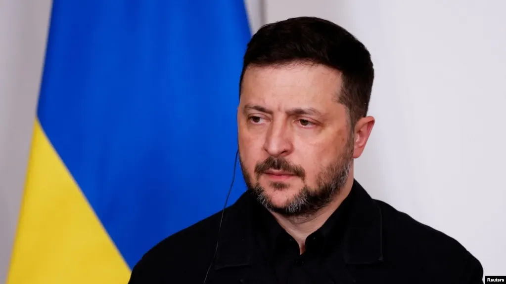 По словам президента Украины, предлагаемое на период празднования Дня Победы перемирие могло бы служить прикрытием для проведения военного парада в России; при этом он поддерживает инициативы, которые реально защищают гражданских и способствуют обмену пленными.