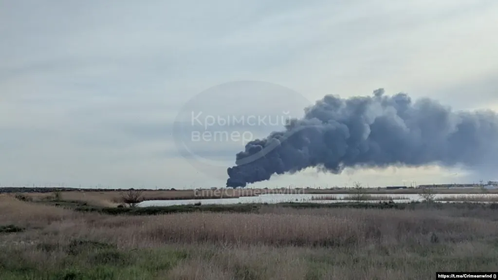 В ночь на четверг ударные беспилотники повредили промышленные объекты в Новокуйбышевске и Самаре, нефтеперекачивающую станцию под Кстовом, объекты в аннексированном Крыму и нефтяную инфраструктуру в Туапсе; есть погибший и раненые, зафиксированы крупные пожары на нефтяных объектах.