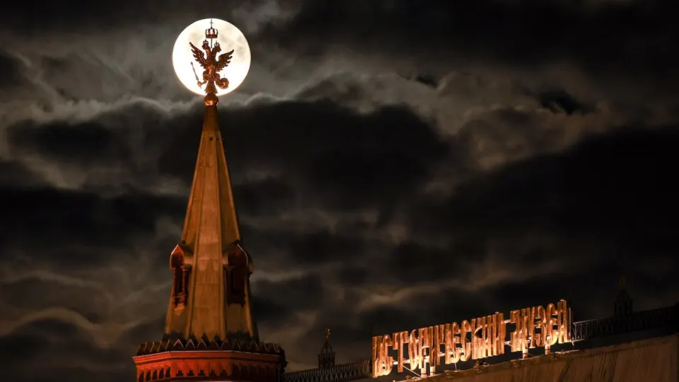 По итогам 2025 года военные расходы РФ составили $190 млрд — рост 5,9% к 2024 году и увеличение почти в два раза по сравнению с довоенным уровнем. Расходы заняли 20% всех госрасходов и приблизились к 38% федерального бюджета с учетом скрытых статей.
