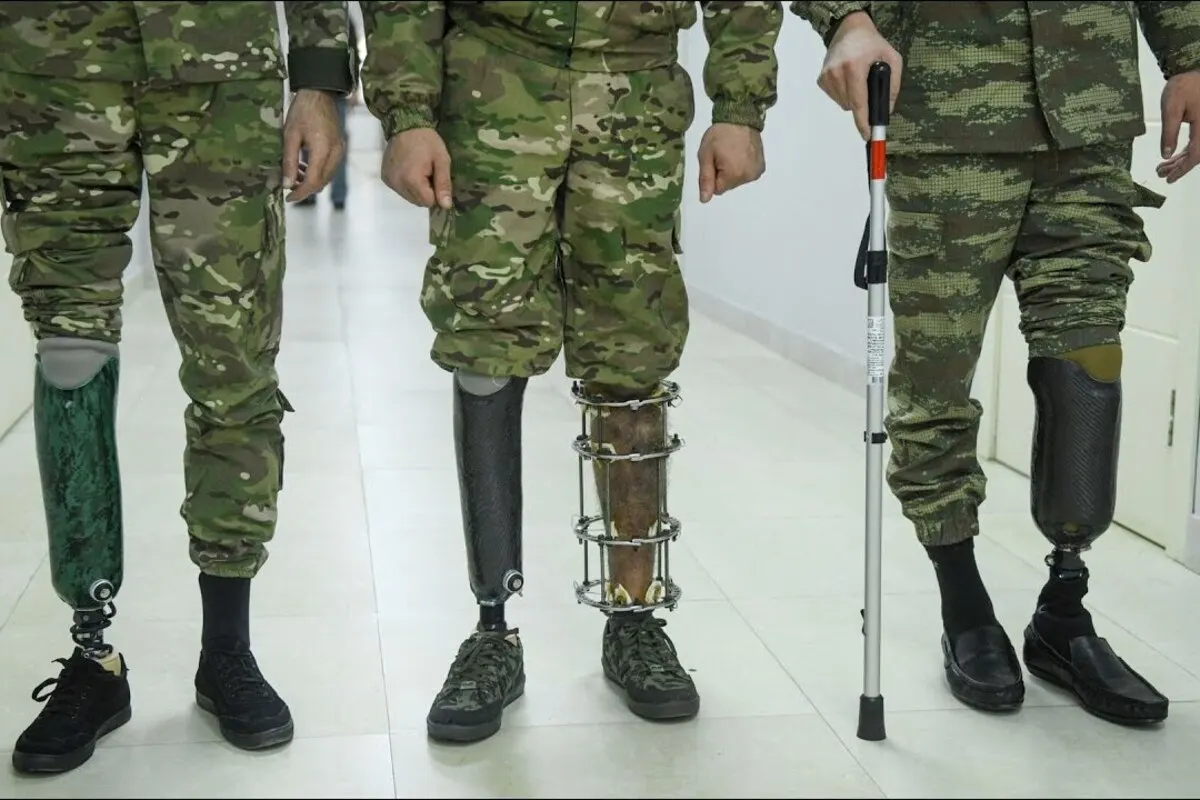 Минтруд подготовил проект постановления, который обяжет компании выполнять квоты на трудоустройство людей с инвалидностью во всех своих подразделениях, в том числе нанимать больше ветеранов боевых действий с инвалидностью. Бизнес предупреждает об усилении нагрузки без компенсаций и налоговых льгот.