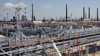 Из‑за серии атак беспилотников приостановлена переработка нефти на Новокуйбышевском и Туапсинском НПЗ, а также ограничена работа других крупных заводов в различных регионах страны.