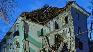 В Сызрани беспилотник попал в многоквартирный дом, частично обрушив подъезд. Из-под завалов спасены 11 человек, в том числе двое детей; еще один дрон повредил десятиэтажку, откуда эвакуировали жильцов.