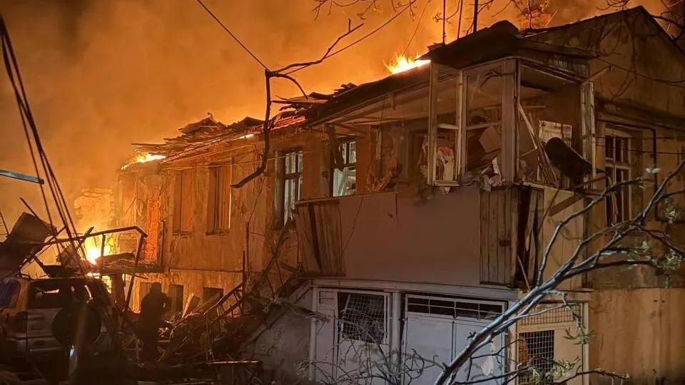 В результате ночной атаки российских беспилотников по Одессе погибли два человека, 15 получили ранения, повреждены жилые дома, ведутся спасательные работы.