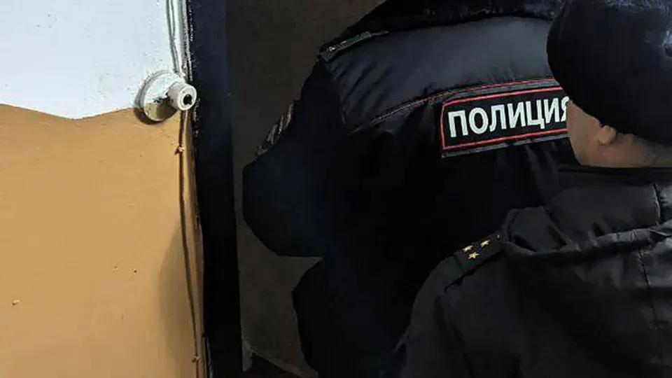У входов в квартиры троих сотрудников Роскомнадзора обнаружили молотки с жидкостью, похожей на кровь; ФСБ задержала двух подозреваемых, один из них — несовершеннолетний. Инцидент произошёл на фоне масштабной блокировки Telegram и роста скачиваний VPN.
