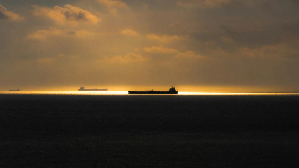 Ужесточение проверок танкеров у берегов Швеции заставило часть российских подсанкционных судов уходить в обход, увеличивая продолжительность рейсов, расходы на топливо и риски перехода.