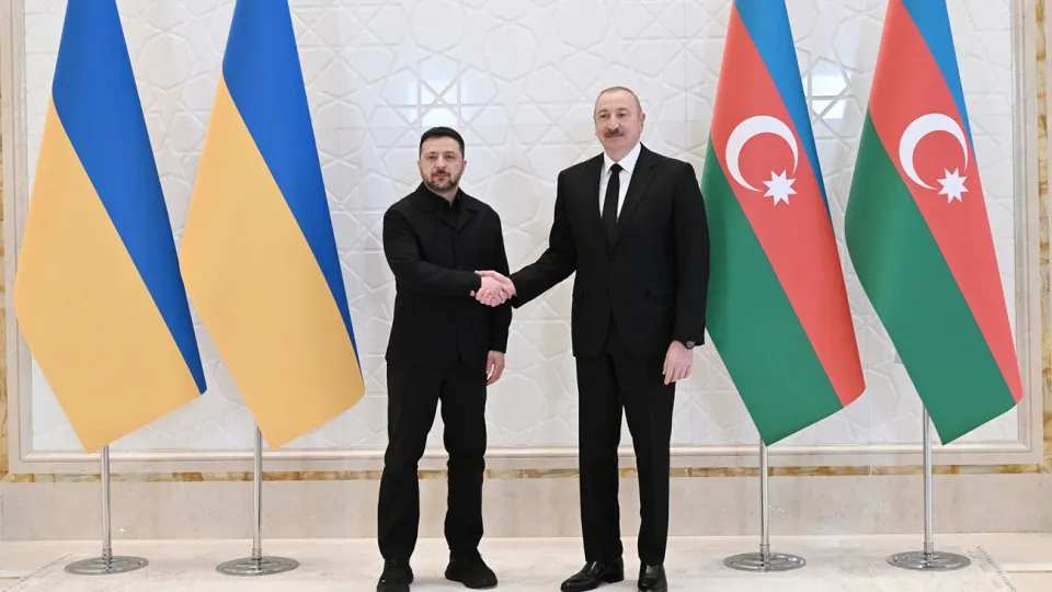 Президенты Украины и Азербайджана на встрече в Габале подтвердили взаимную поддержку суверенитета и территориальной целостности, объявили о соглашениях в оборонно-промышленной сфере и выразили готовность к новым трехсторонним переговорам о мире при участии США и России.