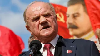 Лидер КПРФ Геннадий Зюганов на заседании Госдумы предупредил о риске повторения событий 1917 года из-за, по его словам, «провалившейся до дна» экономики и заявил, что власть игнорирует предложения коммунистов, но реагирует на громкие обращения блогеров к президенту.