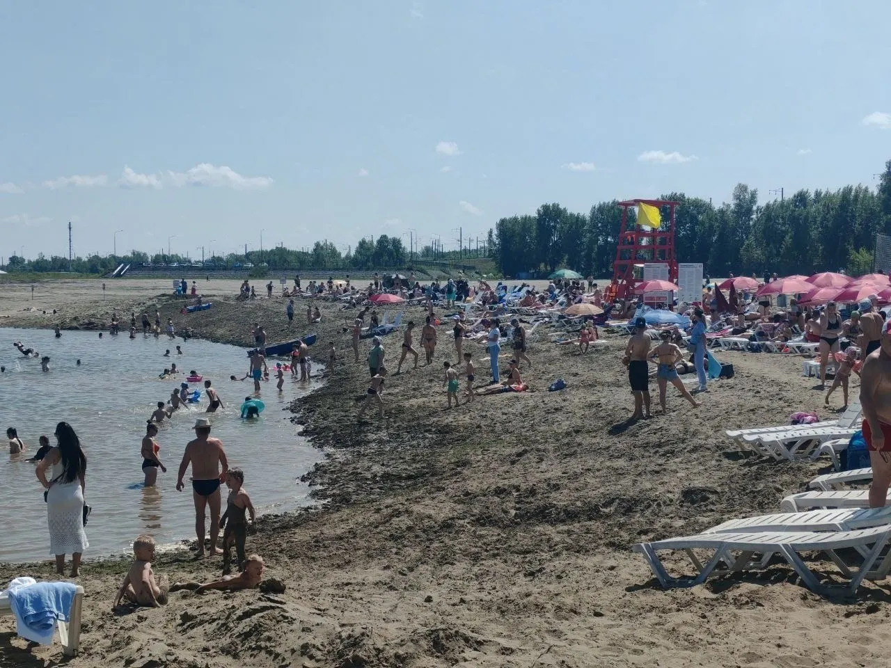 В список вошли 5 пляжей и 9 открытых бассейнов, которые городские власти признали безопасными для отдыха у воды в этом сезоне.