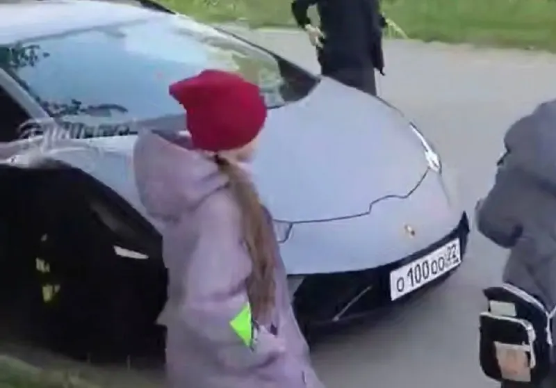 В одном из районов Бийска обнаружили дорогой внедорожный спорткар Lamborghini с характерным государственным номером, ранее замеченным на автомобилях местных чиновников.