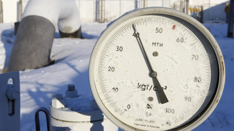 По макропрогнозу Минэкономразвития, в 2026 году поставки газа по «Силе Сибири» в Китай будут идти по самой низкой с 2021 года цене; прогноз также ухудшил оценки объёмов экспорта в дальнее зарубежье.