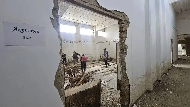 Директора фирмы признали виновным в покушении на мошенничество и нарушении правил безопасности при ремонте крыши школы в Советском районе: ущерб муниципалитету превысил 32 млн рублей. Ему назначили 5 лет колонии, штраф и запрет на строительную деятельность.