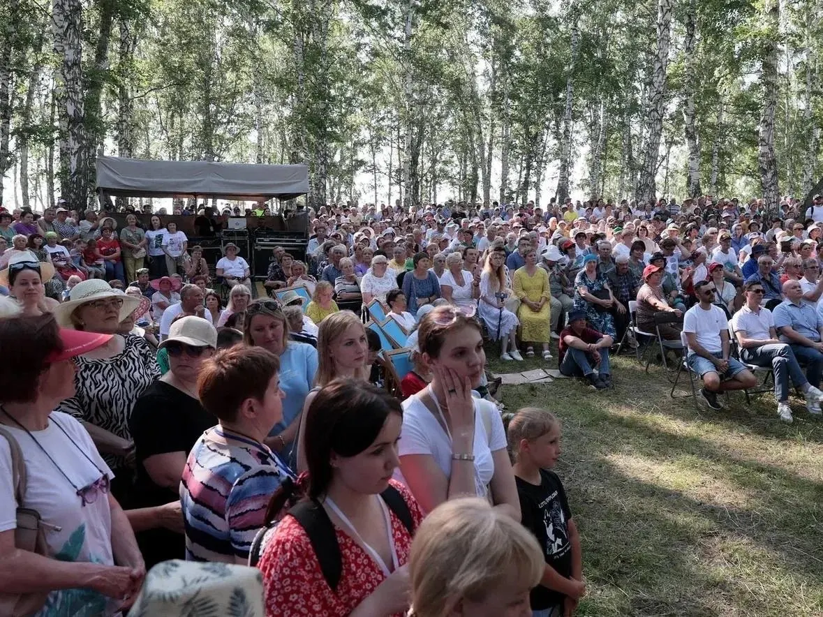 С 18 по 20 июня в Барнауле, Косихе и нескольких районах края состоится литературный фестиваль, посвящённый Роберту Рождественскому. В программе — творческие встречи, выступления артистов и завершающее событие 20 июня в Косихе.