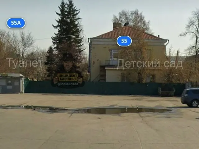 Родители и воспитатели детсада №76 на площади Спартака просят открыть общественный туалет и навести порядок на конечной остановке: по их словам, некоторые водители мочатся за забором прямо напротив окон и детской площадки.