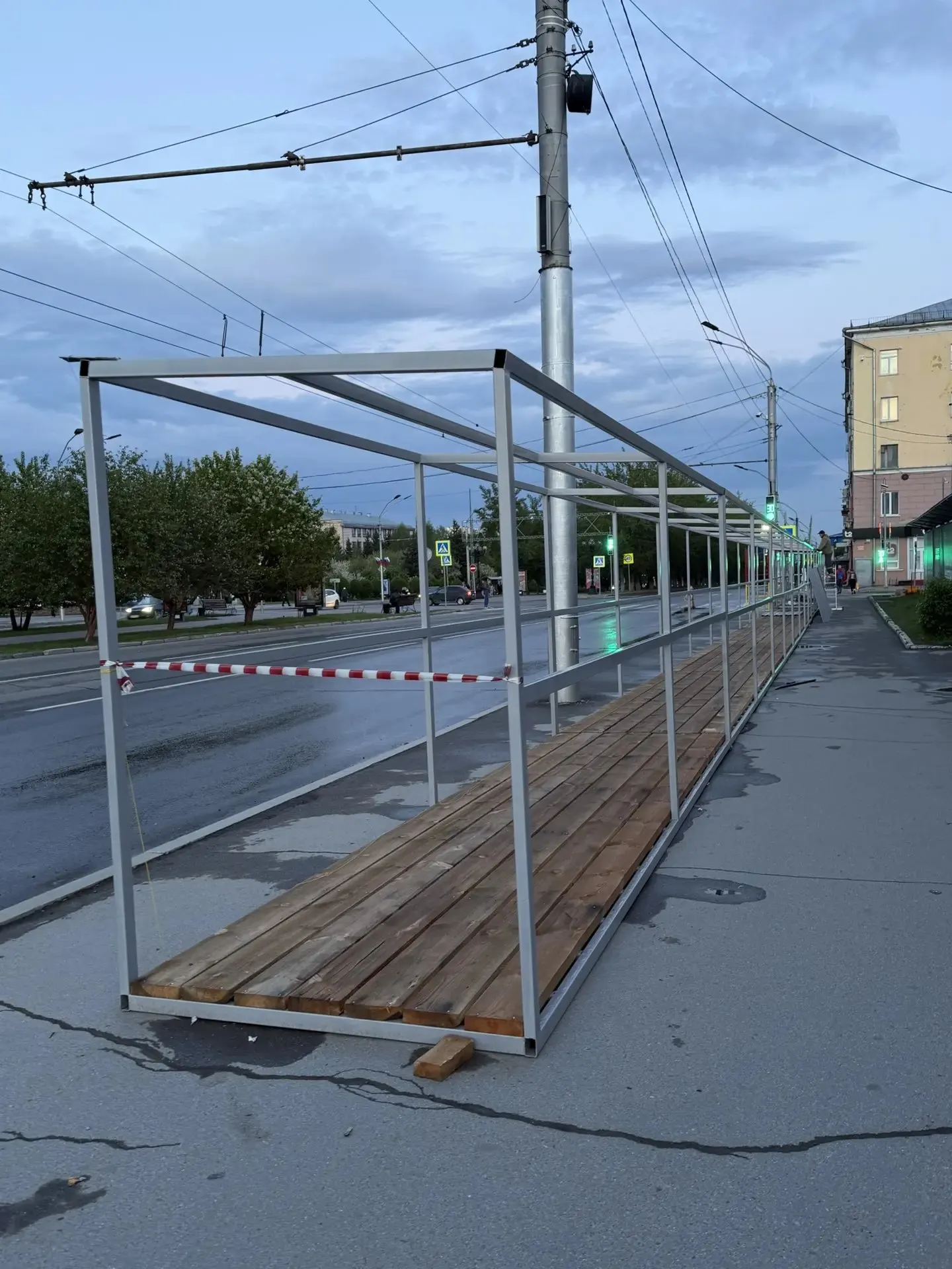 На проспекте Ленина монтируют временную конструкцию для пешеходов — она вскоре может стать единственным способом пройти участок рядом со строящимся зданием ЦУМа.