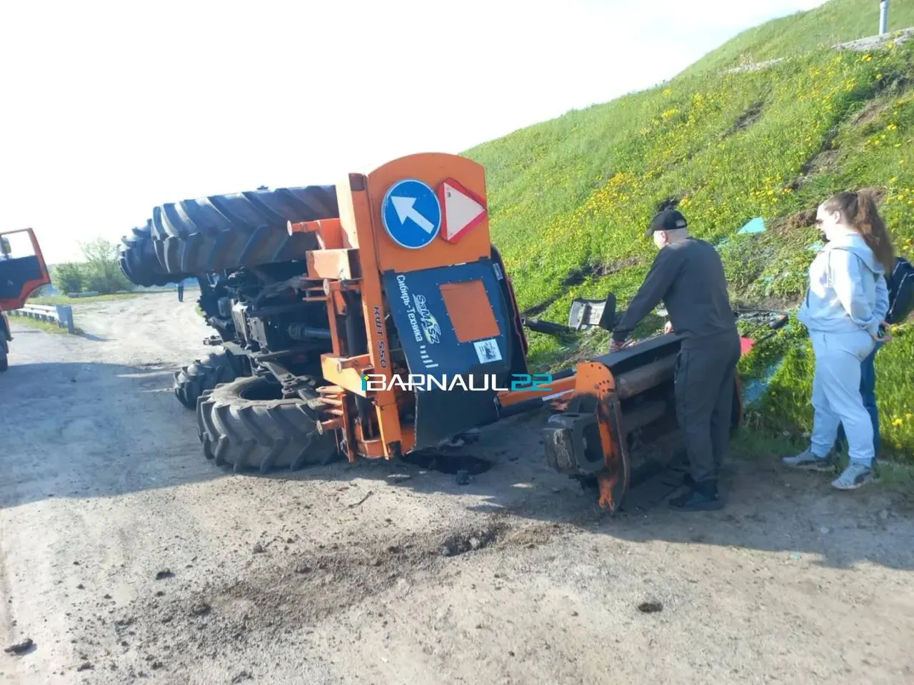 Утром 27 мая в Барнауле трактор съехал со склона во время покоса травы и перевернулся. Водитель получил травмы, был доставлен в больницу, причины инцидента выясняются.