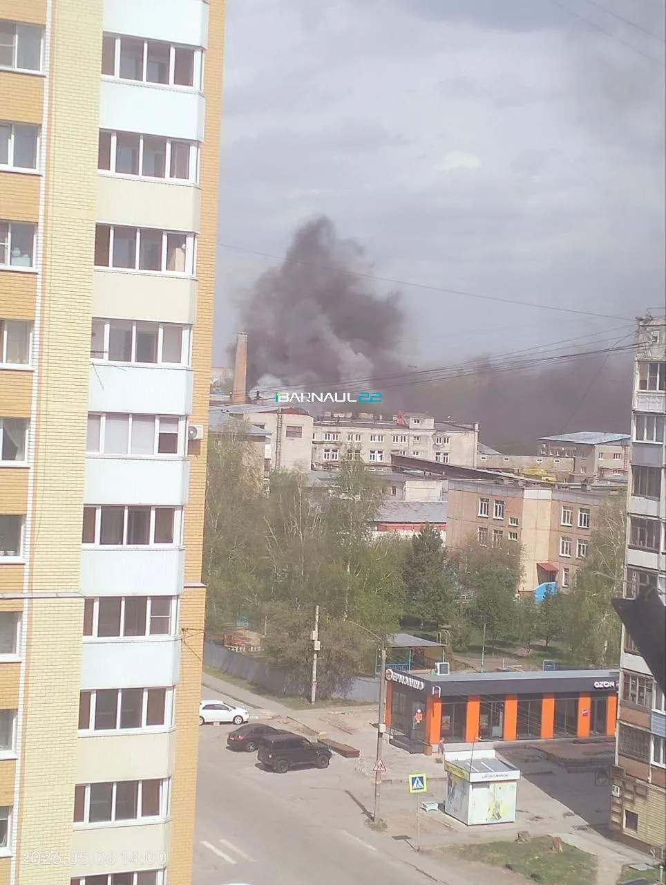 В Барнауле на крыше административного здания хлебокомбината произошёл пожар на площади около 30 кв. м. Для тушения привлечены 9 автоцистерн, 2 автолестницы и 45 сотрудников МЧС; проводится осмотр объекта.