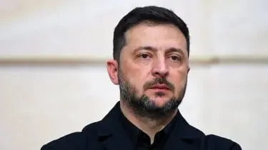 Президент Украины сообщил, что, по его данным, российская армия не соблюдает перемирие: за сутки фиксировались сотни обстрелов и почти 10 тысяч атак дронами‑камикадзе.