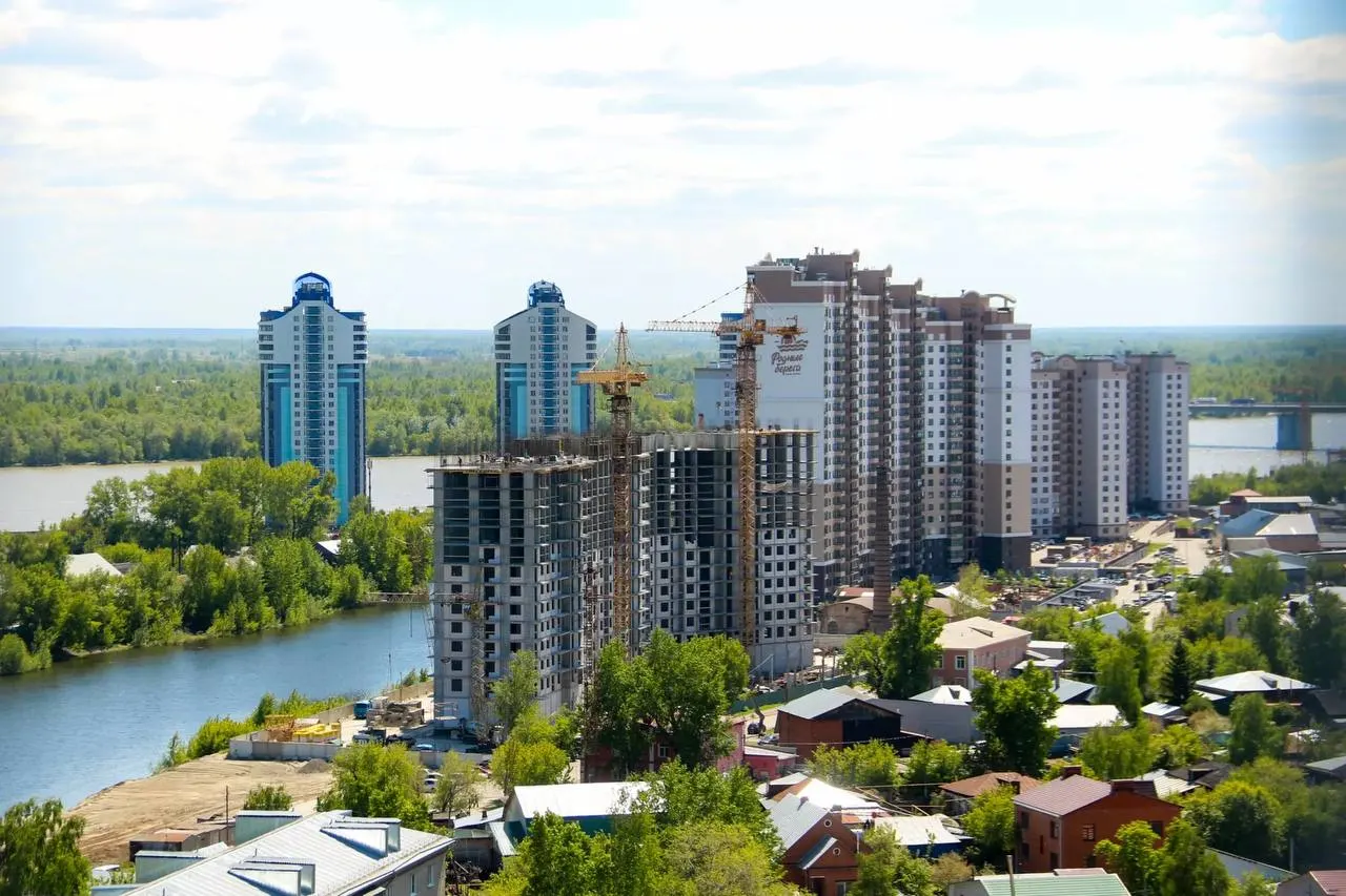 Городские власти планируют обновить центр Барнаула: построить новую набережную, перенести транспортные кольца и ввести высотные жилые дома на берегу Оби. Фотопанорамы показывают нынешний облик центральной части города.