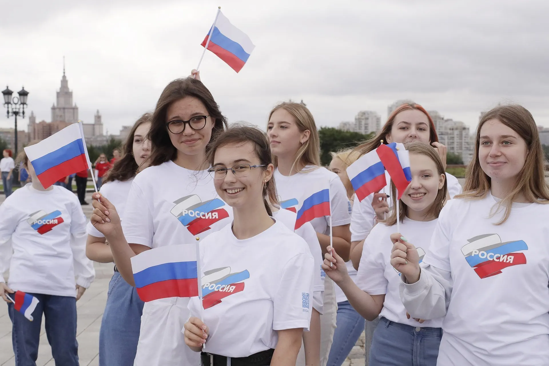 Государство значительно увеличивает финансирование патриотических программ для молодёжи, однако методики подсчёта участников, просмотров и индексов вызывают вопросы у экспертов и могут искажать реальную картину.