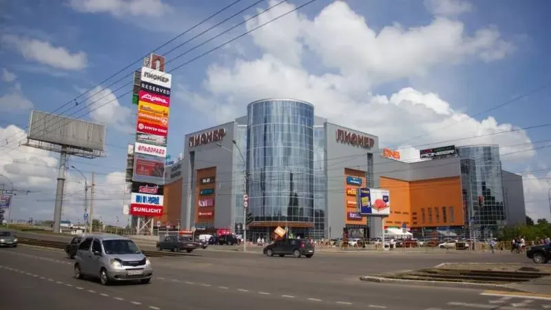 В торговом центре «Пионер» прекратил работу контактный зоопарк: у животных не было лицензии, им разрешали контакт с посетителями. Пять лемуров переданы в зоопарки региона.