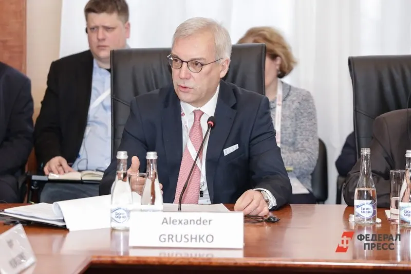 Замминистра иностранных дел предупредил, что любые попытки блокировать или атаковать Калининградскую область со стороны НАТО повлекут серьёзные ответные меры; Россия оценивает риск захвата региона как нулевой и отмечает рост военной активности в Балтийском море.
