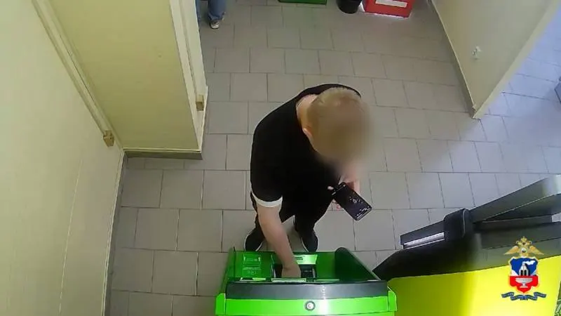 По версии следствия молодой человек получал чужие банковские карты и телефоны, снимал деньги в банкоматах в Алтайском крае и других регионах и переводил средства в криптовалюту. Возбуждено уголовное дело.