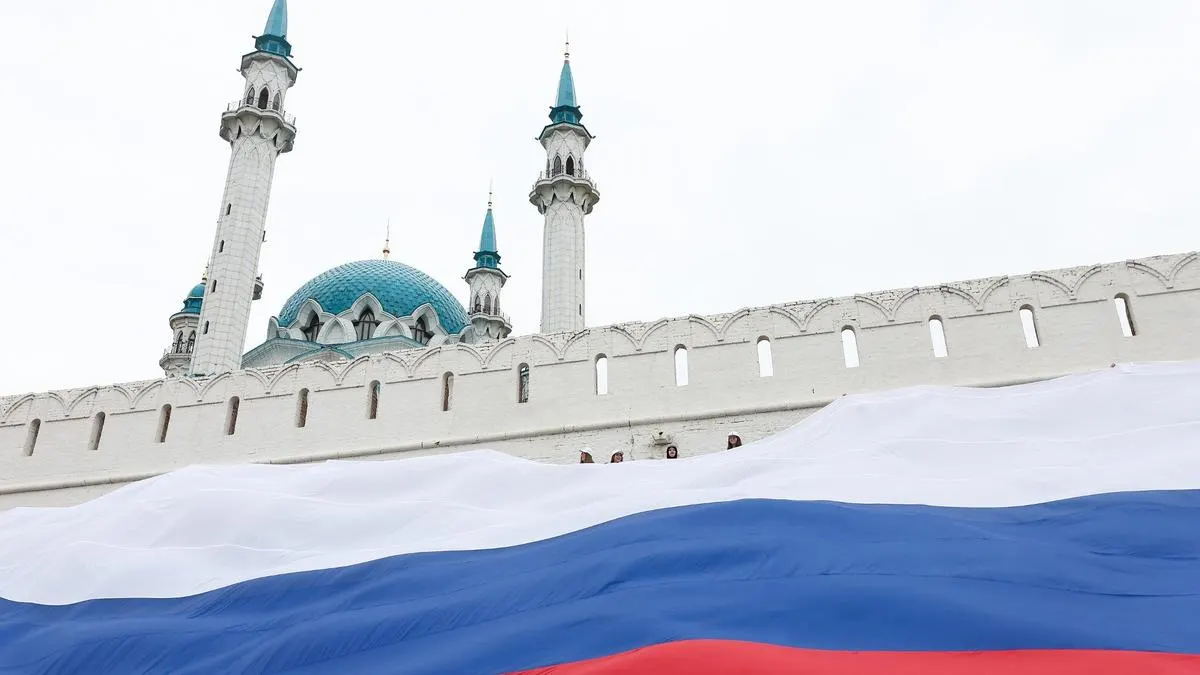Документ, подготовленный Госсоветом Татарстана, предлагает расширить КоАП новыми составами «преступлений против интересов РФ» и закрепить возможность ареста имущества релокантов по решению суда. Госдума рассмотрит поправки 26 мая.