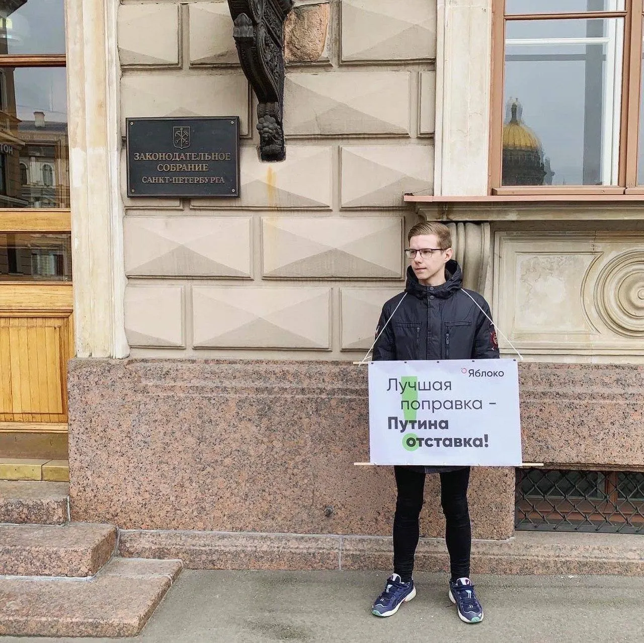 Журналист сообщил, что его объявили в федеральный розыск; точная уголовная статья пока не называется. Ранее в отношении него наложили несколько административных штрафов, а Минюст включил его в реестр «иностранных агентов».