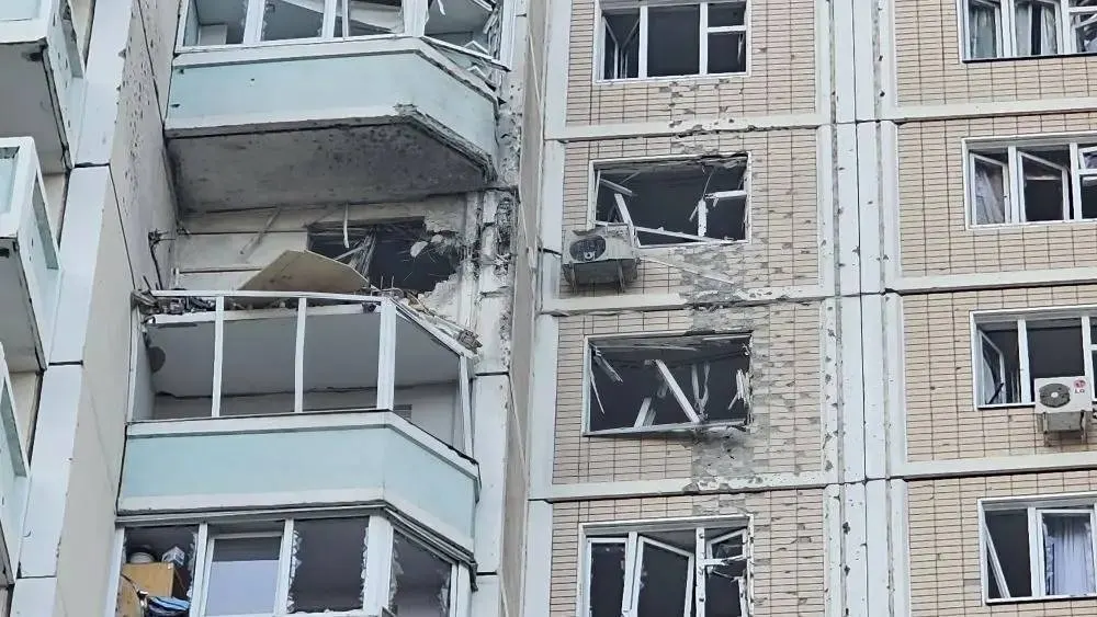 По данным Минобороны, в ночь на 17 мая российская ПВО отразила массированную атаку беспилотников. В Москве и Подмосковье зафиксированы пострадавшие, разрушения и временное закрытие аэропортов.