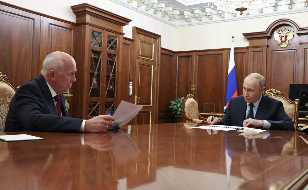 Глава Ростеха доложил президенту, что массовое производство МС‑21 и «Суперджета‑100» начнётся не раньше следующего года; планы по объёмам выпуска перенесены на более поздние сроки.